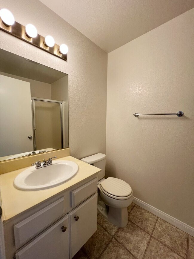 Building Photo - 2 Bed/2 Bath Third Level Condo at City Scene!