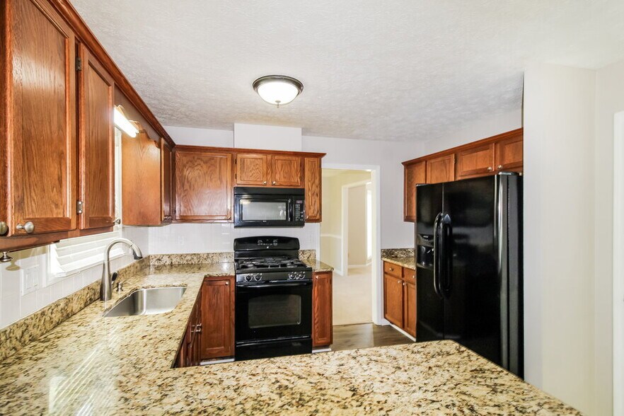 Building Photo - 2915 Emerson Lake Dr