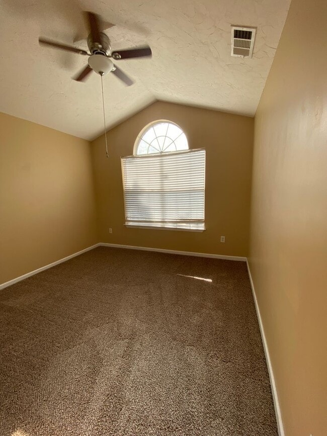 Building Photo - 3 bedroom 2 bath townhome in Towne Park