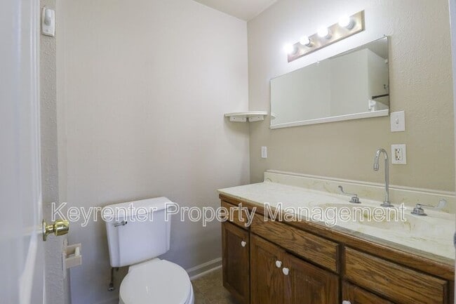 Building Photo - 512 S 55th W Ave