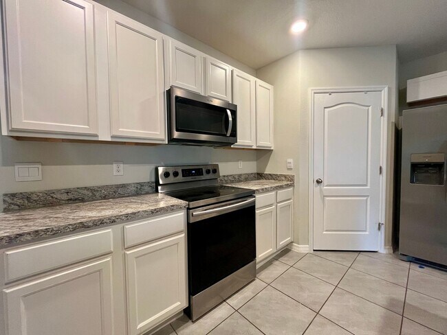 Building Photo - Stunning 4 bed/ 2 bath home!!