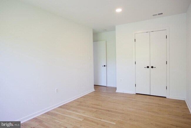 Building Photo - 5249 Strathmore Ave