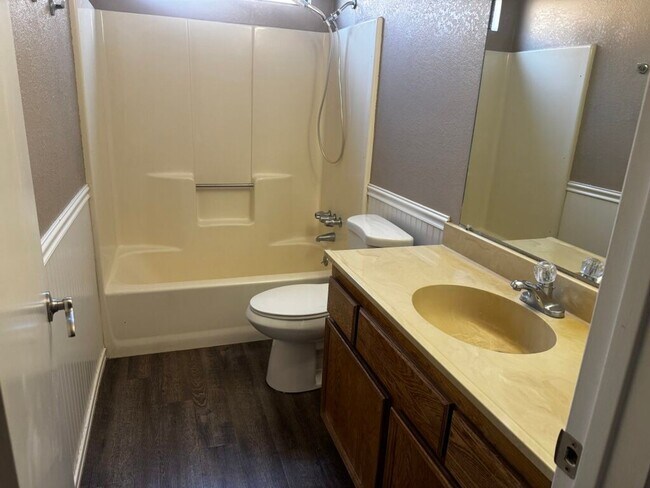 Building Photo - Charming Oakdale Home 3 bedrooms 2 bathrooms