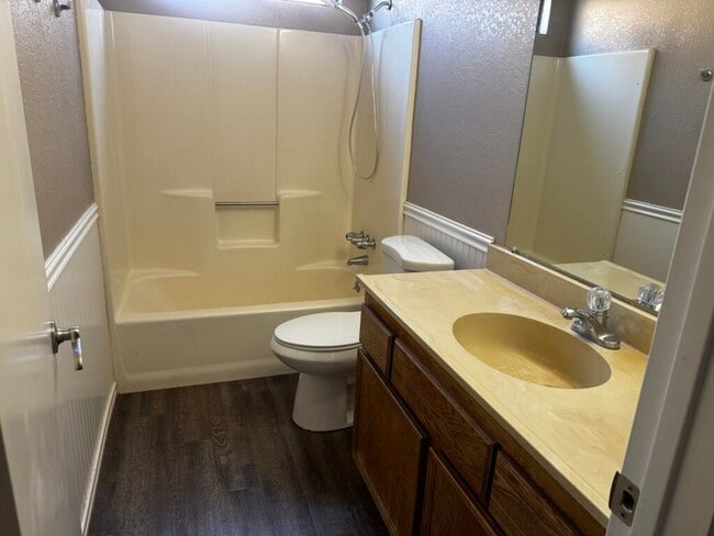 Building Photo - Oakdale Home 3 bedrooms 2 bathrooms