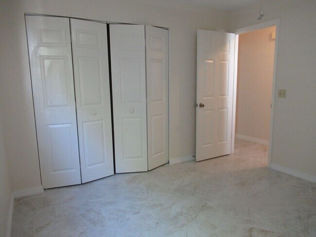 Building Photo - 2br/2ba Duplex with Lakeview