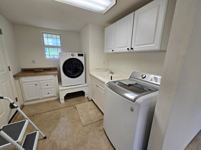 Building Photo - Cute 2 Bedroom House with Lovely Pond and ...