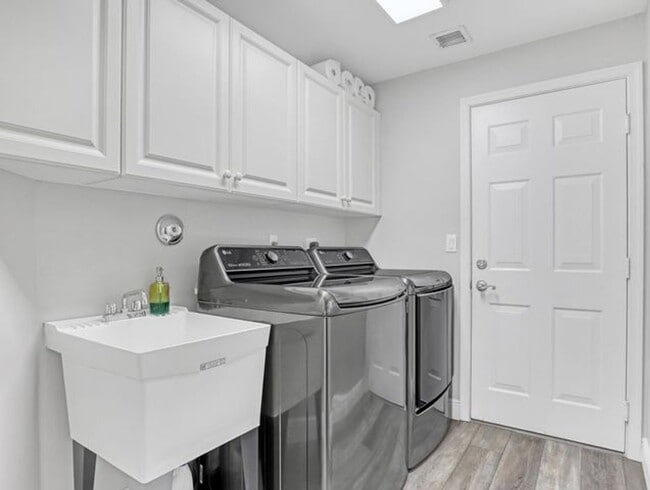 Building Photo - 2227 Ridgewood Cir