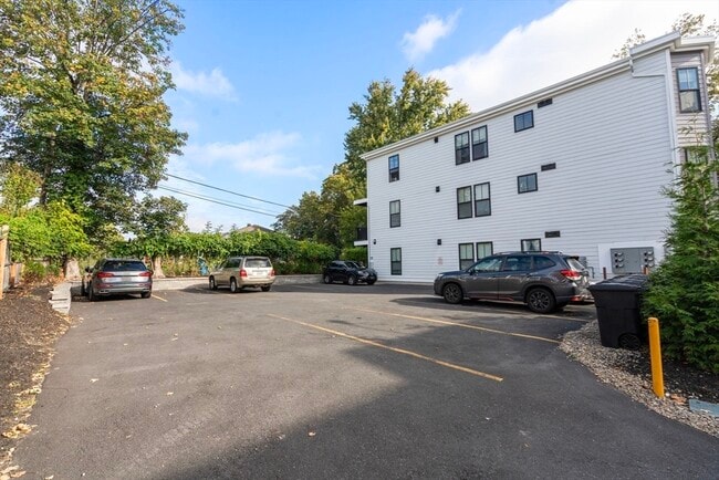Building Photo - 19 W Tremlett St