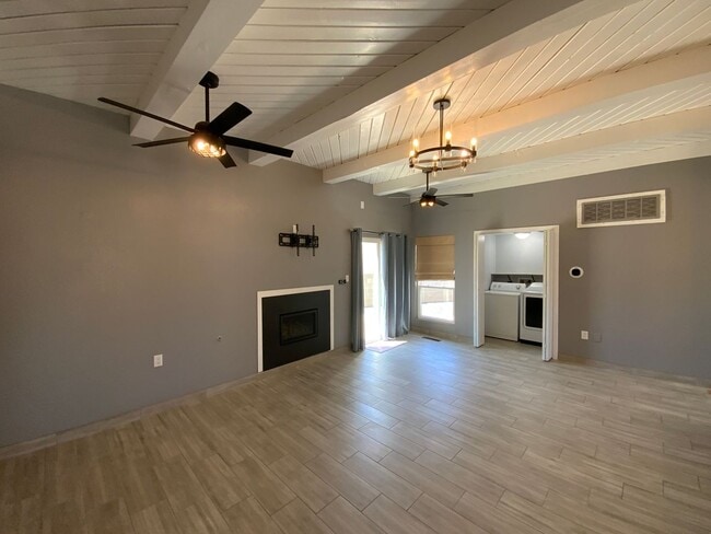Building Photo - 3 Bedroom Single Story Home Available Near...