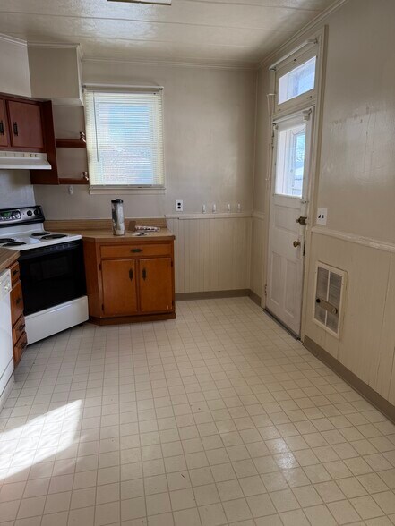 Building Photo - 230 Adelia St