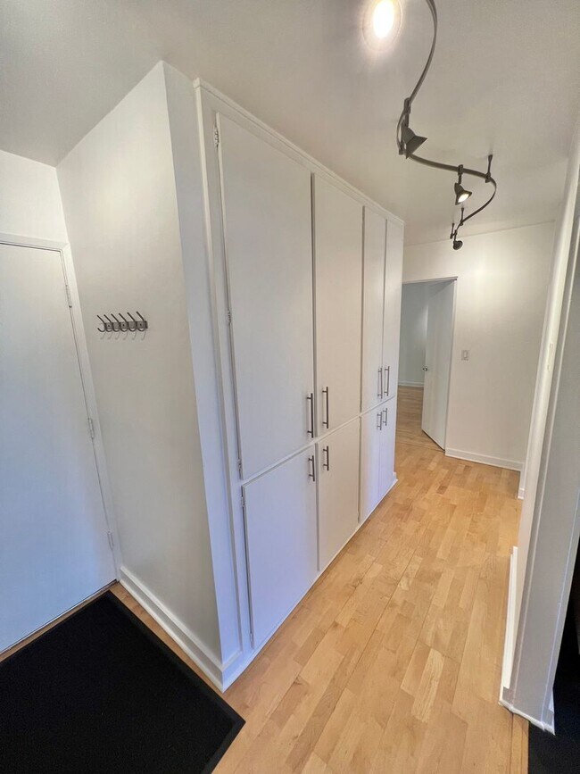 Building Photo - Modern 2 bedroom Gem Near Bixby Park | Private Balcony & Secured Parking