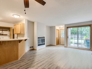 Building Photo - Blaine Townhome