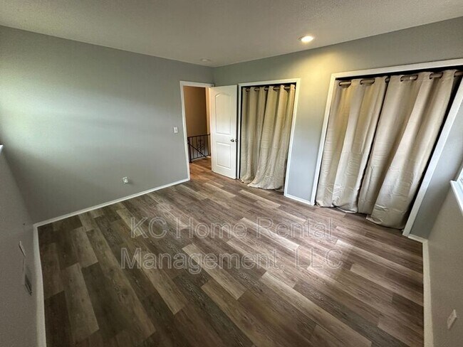 Building Photo - 222 N Oak Dr