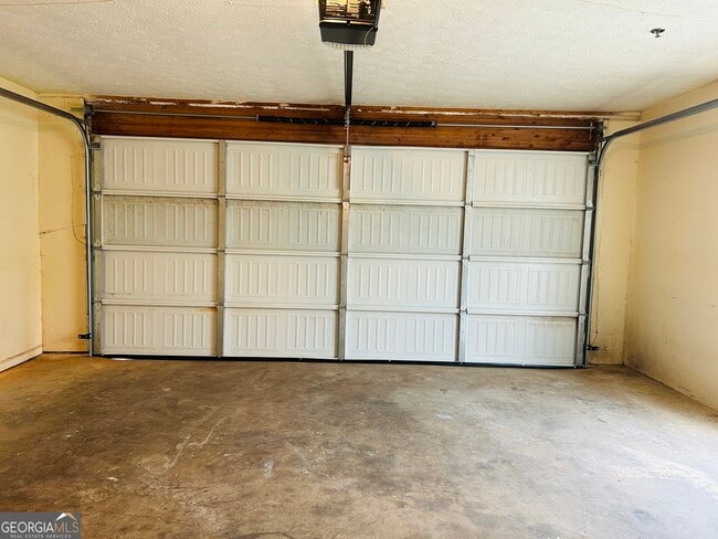 Building Photo - 210 Shamrock Way
