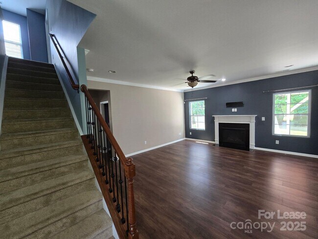 Building Photo - 2202 Laurens Dr
