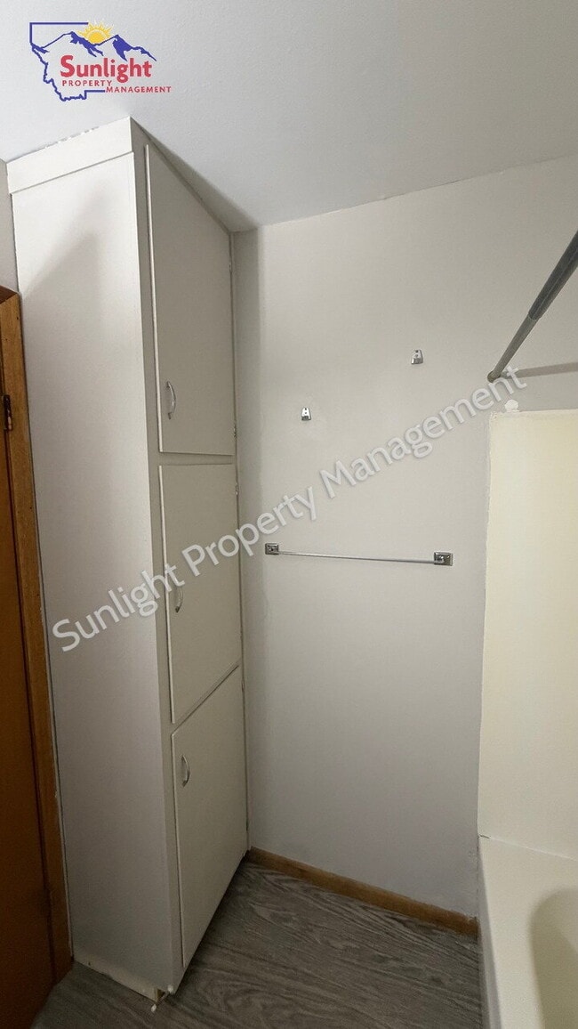 Building Photo - Spacious 2 Bedroom, 1 Bath Duplex with Garage and Laundry Room