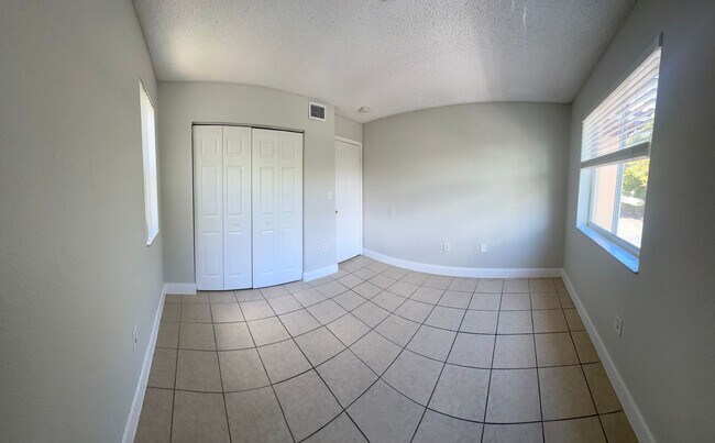 Building Photo - LARGE 3 BED/2.5 BA IN CORAL SPRINGS! Up to 3-Months Off!