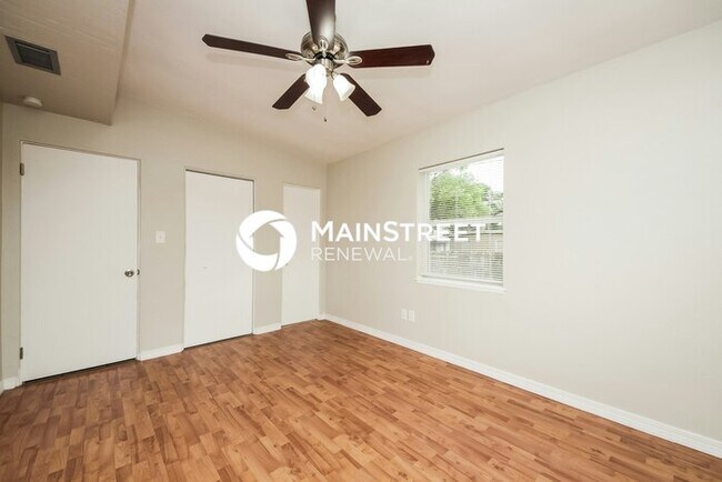 Building Photo - 3 Bedroom Pet-Friendly Home in ORLANDO, FL with Main Street Renewal