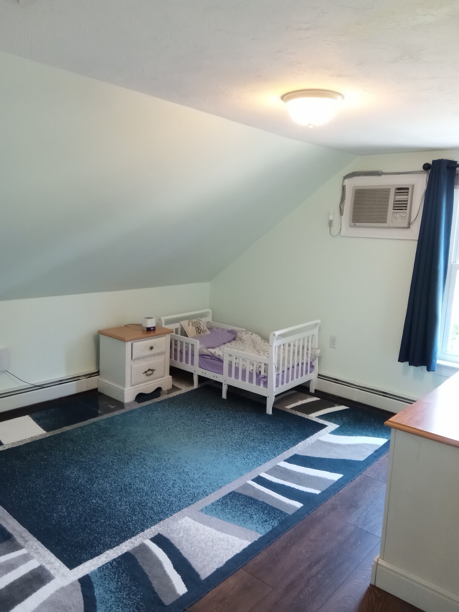 Bedroom 2, top floor - 28 Robbins St