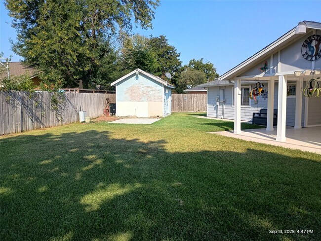 Building Photo - 2722 Lower Valley Dr