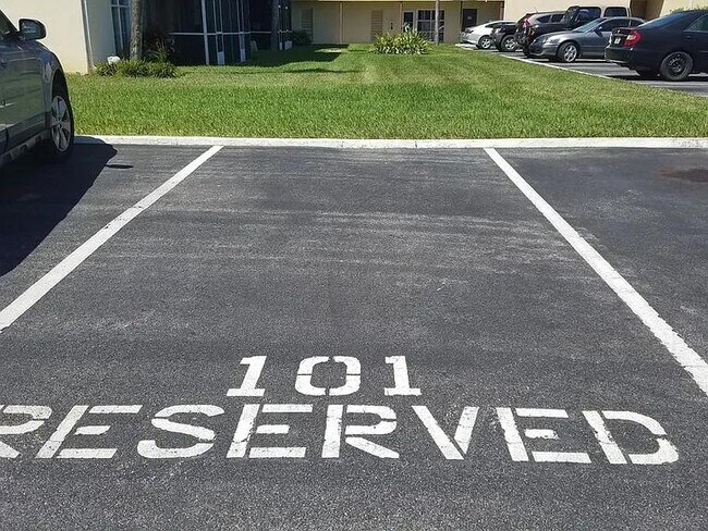 Building Photo - 719 S Beach St