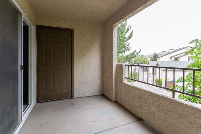 Building Photo - Delightful Condo in gated community!!