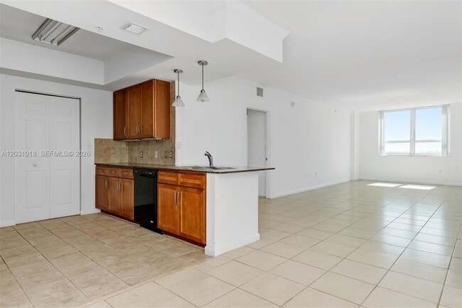 Building Photo - 2000 N Bayshore Dr