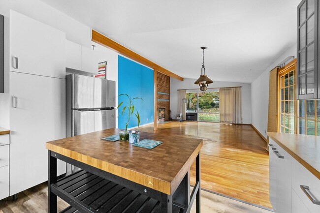 Building Photo - Bellevue Eastgate Mid-Century Modern