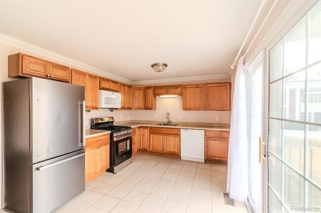 Building Photo - 474 Fox Hills Dr S