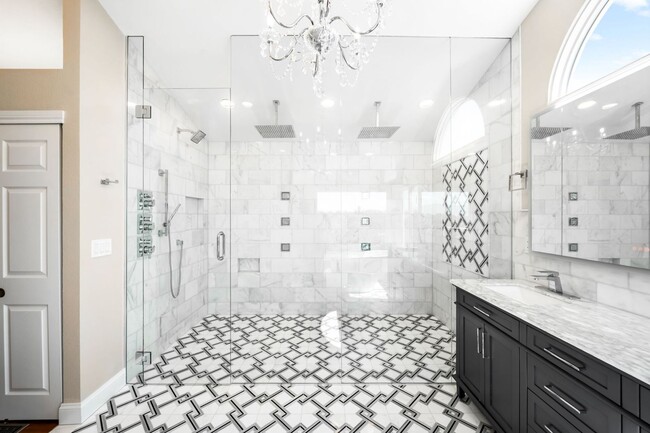 Building Photo - Luxury 6BD, 5BA Recently Remodeled Littlet...