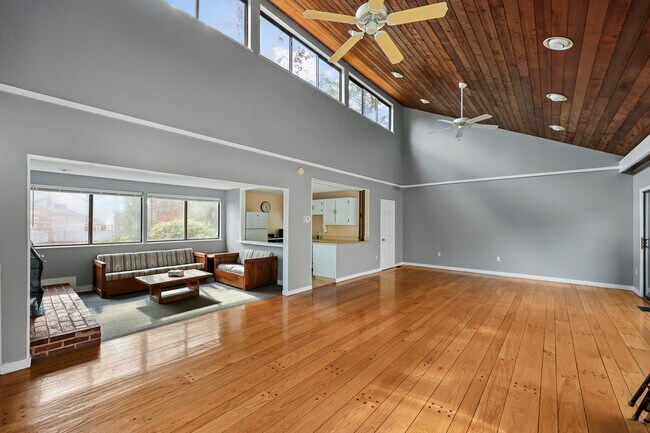 Building Photo - 27 Farmington Chase Crescent