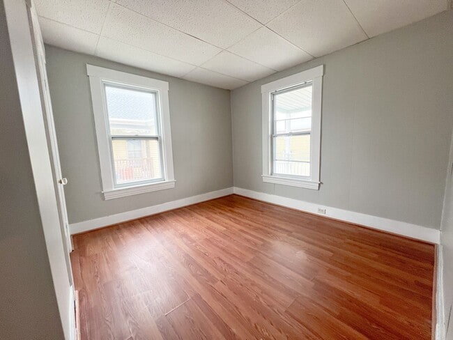 Building Photo - 159 Cartier St