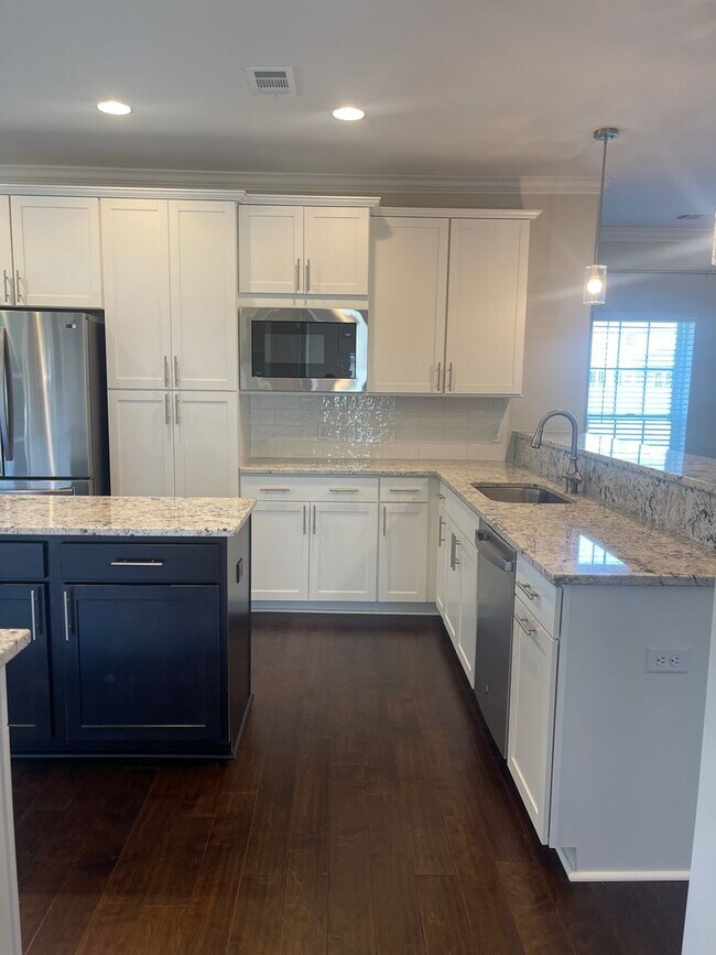 Building Photo - Stunning well kept 4 bed/ 3 bath home!