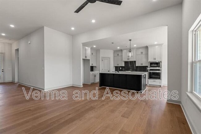 Building Photo - 1050 Whistler St