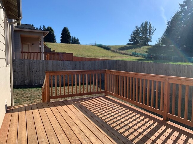 Building Photo - Beautiful 4BR in Camas! Modern Finishes! Close to Shopping & I-5! Schedule a tour today!
