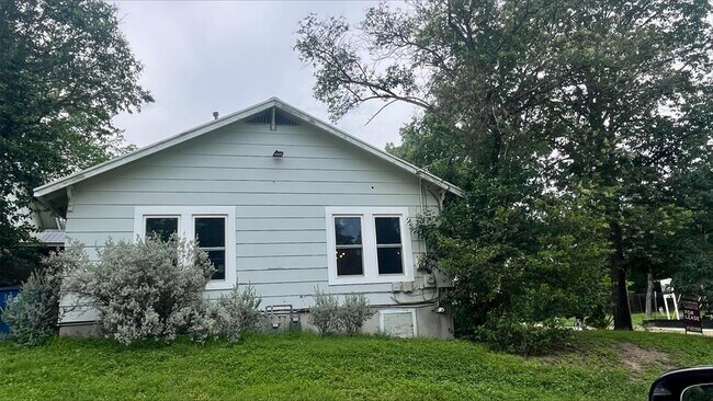 Building Photo - 515 E Live Oak St