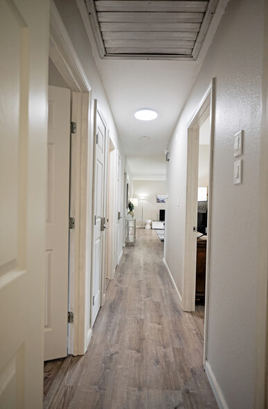 Building Photo - 413 SE Lana Ct