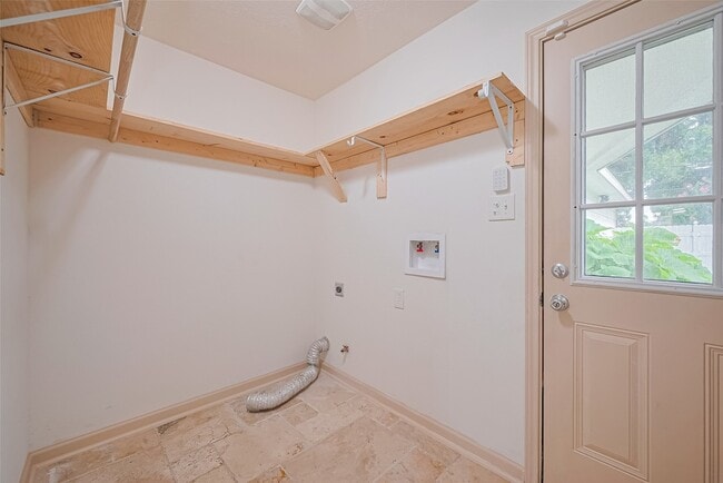 Building Photo - 982 W Donovan St