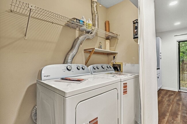 Building Photo - 2 bedroom/ 2 bathroom beautifully updated condo in Twelve Oak Condos!