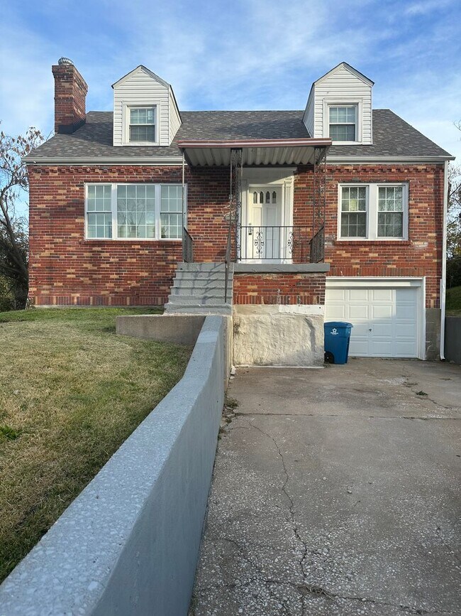 Building Photo - Rehabbed Spacious 3 BR/2.5 BAHouse - Northwoods