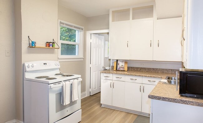 Building Photo - Cozy 2-Bedroom Home Near Sacred Heart, Shriners, and Deaconess