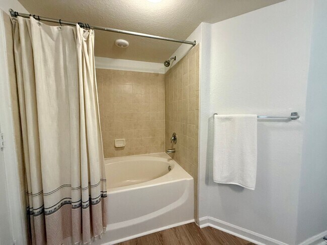 Building Photo - Bright and updated 3-bedroom, 2-bath condo