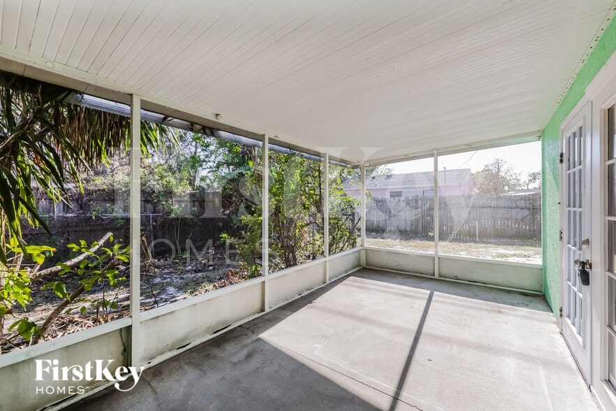 Building Photo - 4301 Tarpon Dr SE