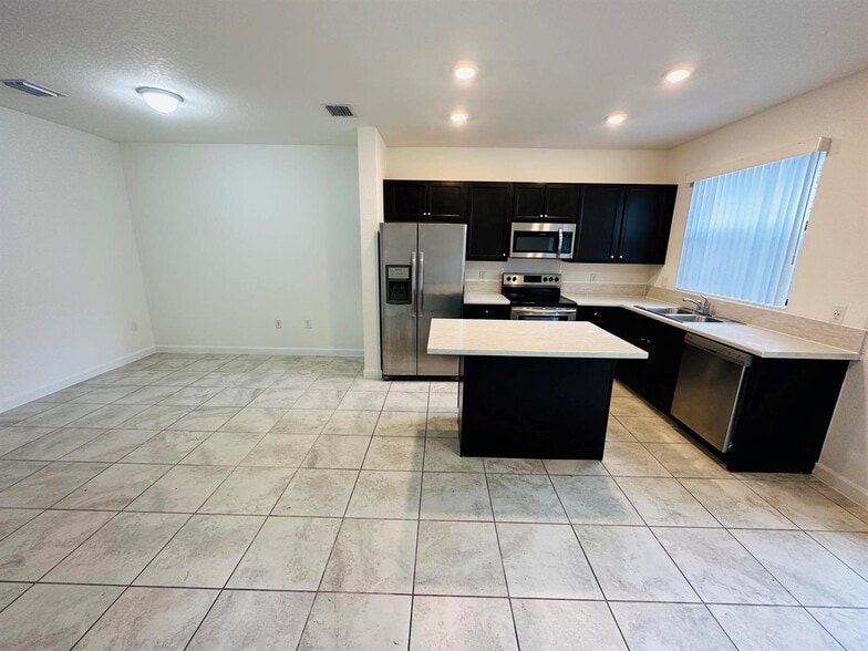Building Photo - 346 NE 208th Ter