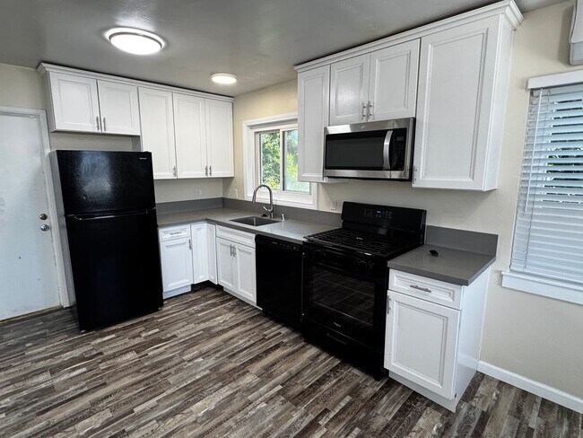 Building Photo - 5448 Encina Dr