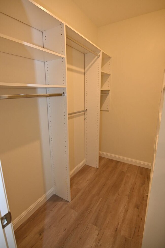 Building Photo - 2/1 Condo-Pet Friendly-Quiet Location-Prime Location