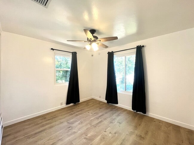 Building Photo - 3 bed, 2 bath located in Riverside!