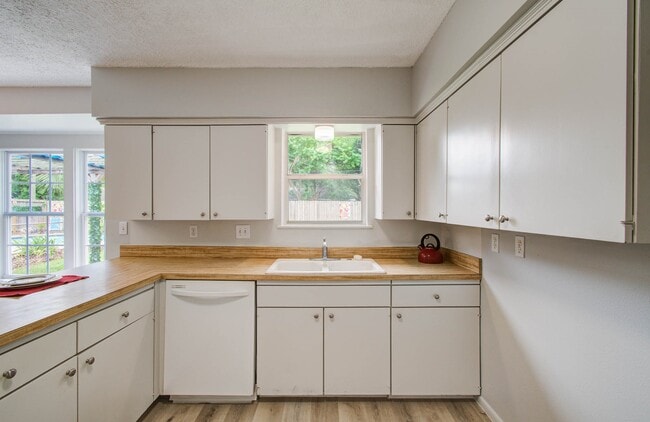 Building Photo - 5471 Kuldell Dr