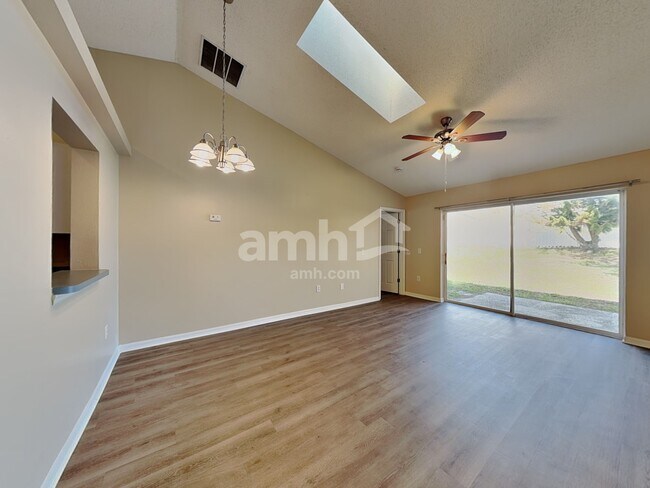 Building Photo - 214 Strada Dr