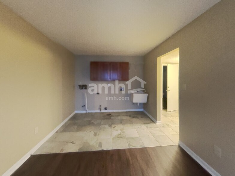 Building Photo - 10604 Magenta Dr